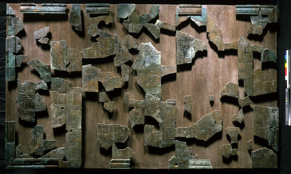 Grande plaque de bronze fragmentaire couverte de colonnes de texte gaulois gravé