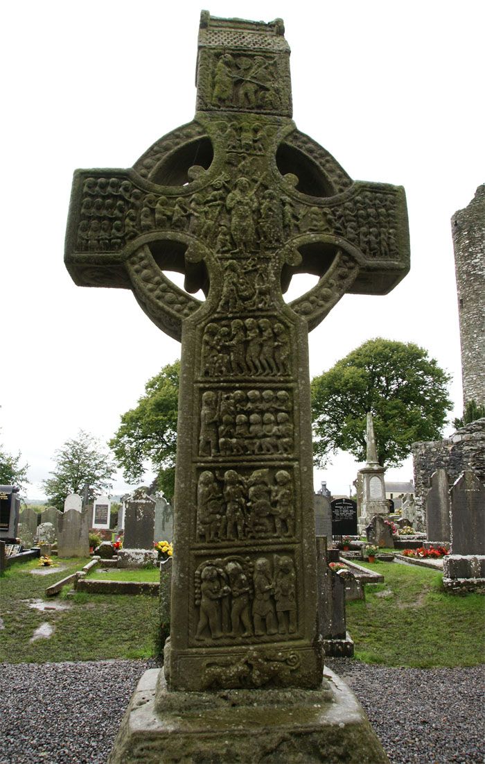 Haute croix de pierre sculptée de panneaux figurés, dressée dans un cimetière irlandais