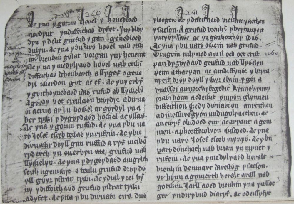 Double page d'un manuscrit médiéval gallois, écriture gothique à l'encre noire