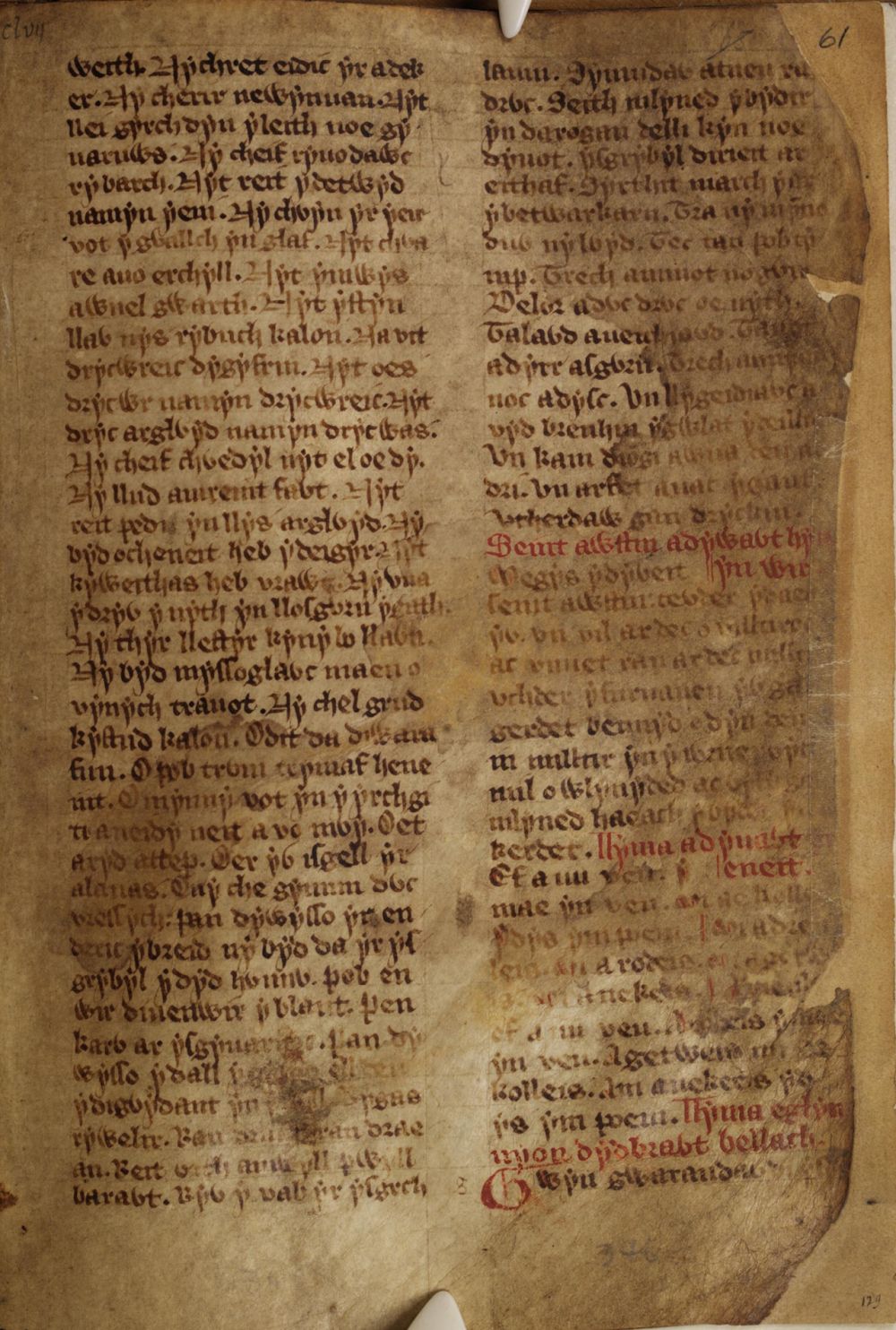 Page de manuscrit médiéval sur parchemin, écrite sur deux colonnes avec rubriques à l'encre rouge