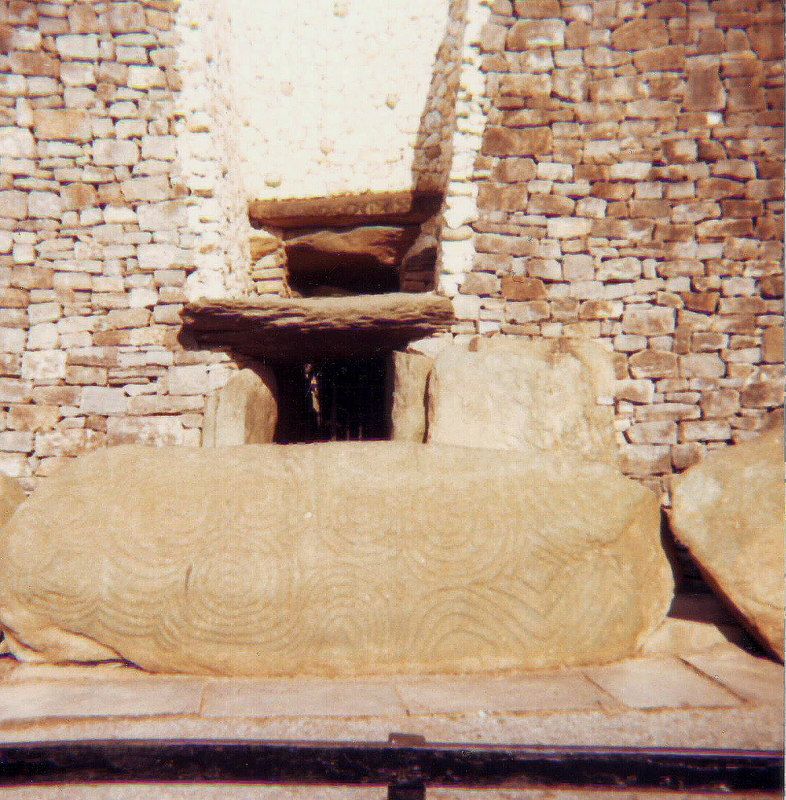 Entrée du tumulus de Newgrange, avec sa pierre de seuil gravée de triples spirales