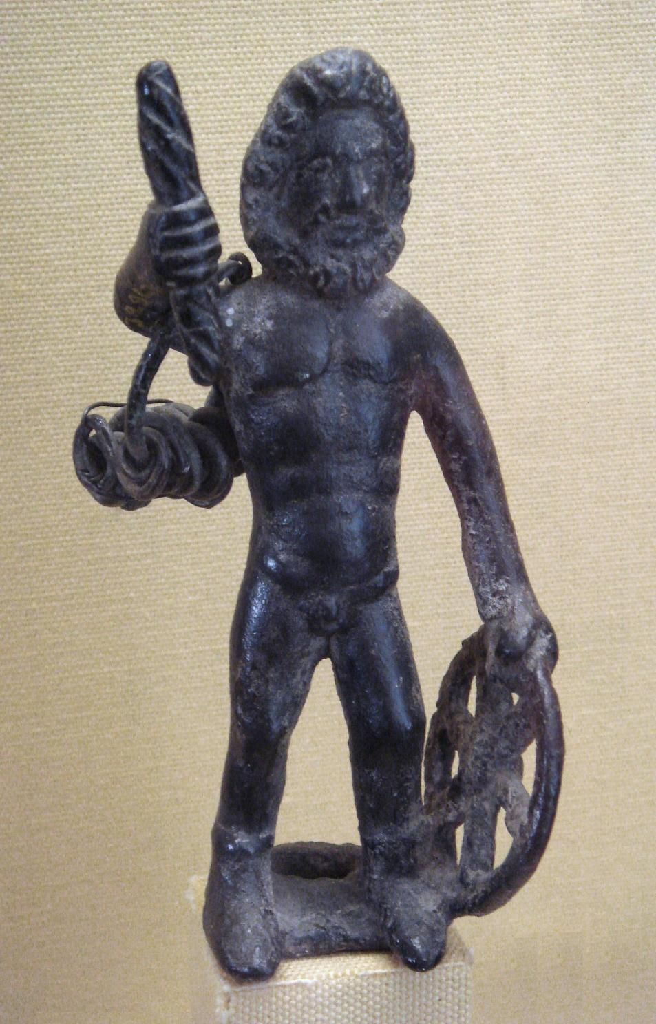 Statuette de bronze d'un homme barbu tenant un foudre levé et une roue à rayons